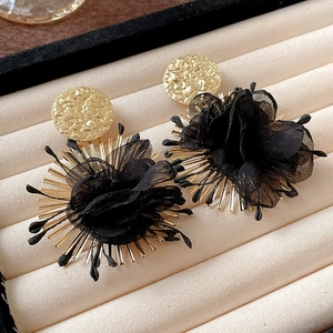 Auffällige schwarze Chiffon-Blumenohrringe mit goldener Hammerschlag-Scheibe und Strahlen