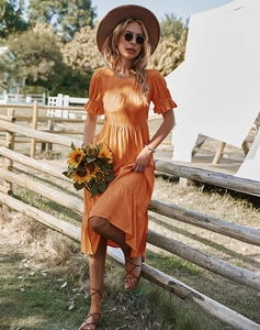 Détail des manches bouffantes à volants d'une robe longue à plusieurs étages orange