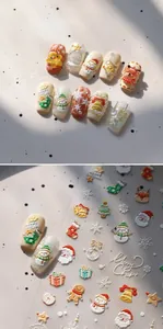 Vue macro détaillée d'autocollants 5D gaufrés pour ongles avec motifs de Noël et rennes