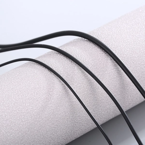 Cordon de collier en silicone rond noir avec fermoir mousqueton inox sur cordon de 45cm
