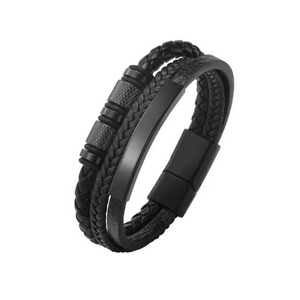 Détail du bracelet en cuir tressé noir à trois couches avec fermoir magnétique mat