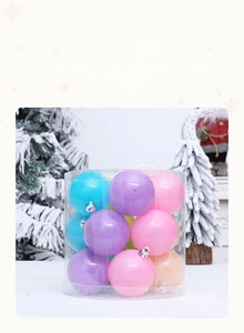 Gros plan de boules de Noël aux tons macarons pastel avec attaches argentées en boîte