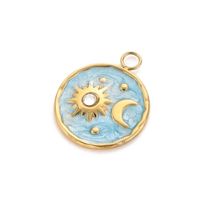 Detail eines Vintage Gold-Anhängers mit Sonne und Mond auf blauem Emaille-Hintergrund