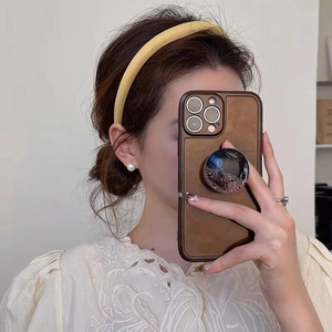 Serre-tête fin en cuir jaune élégant, style français minimaliste, porté par un modèle