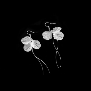 Élégantes boucles d'oreilles pétales argentées avec longs pompons métalliques courbés