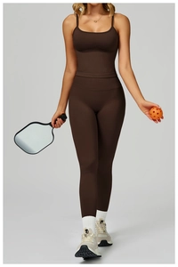 Détail d'un ensemble de yoga sans couture marron foncé avec fines bretelles et stretch