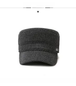 Detalle de gorra militar de punto sarga gris oscuro con hebilla metálica lateral