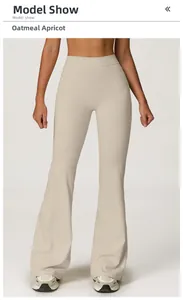 Dettaglio dei pantaloni yoga a vita alta svasati color albicocca avena sul modello