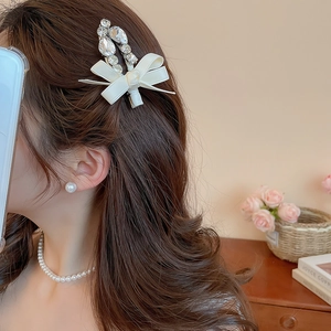 Détail d'un nœud en satin ivoire élégant avec diamants étincelants sur un mannequin