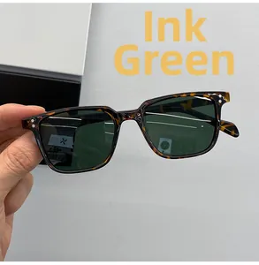 Détail de lunettes de soleil vintage à monture écaille, verres vert foncé et rivets en métal