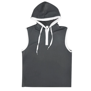 Détail d'un sweat à capuche sans manches gris foncé avec cordons blancs et liserés