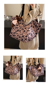 Borsa tote leopardata con ciondolo di peluche indossata da modella in stile casual