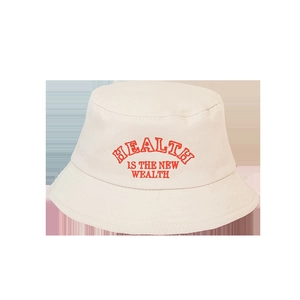 Chapeau bob enfant blanc cassé avec texte brodé HEALTH IS THE NEW WEALTH chic