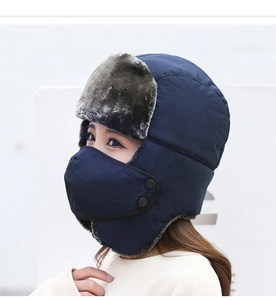 Détail du chapeau trappeur bleu marine avec doublure en fausse fourrure grise et masque amovible