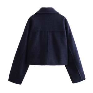 Vue arrière de la veste courte en tweed bleu marine montrant la texture du tissu