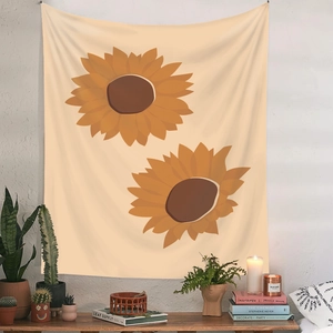 Gemütliche Inneneinrichtung mit abstraktem Sonnenblumen-Wandteppich, Pflanzen und Büchern