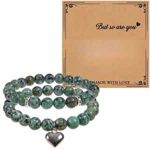 Détail du lot de bracelets perlés en pierre naturelle verte avec breloque cœur