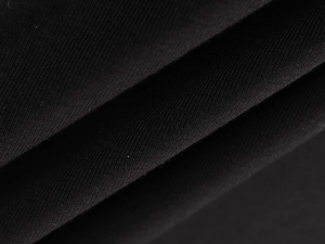 Gros plan sur la maille fine et le tissu modal doux de ce haut noir à col en V pour femmes
