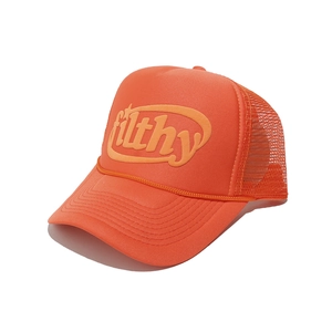 Vue détaillée de l'impression 3D en relief sur le devant d'une casquette mesh orange