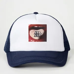 Klassische blau-weiße Trucker-Mütze mit Valentinstag-Lippenherz-Aufdruck auf der Front