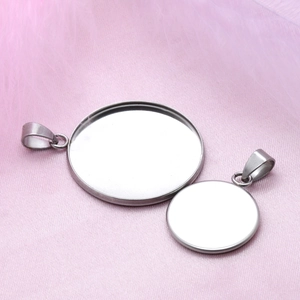Pendenti a vassoio in acciaio inox argento di due misure su sfondo in seta rosa tenue