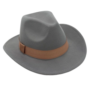 Detail eines grauen Filzhutes im Western-Stil mit braunem Ripsband und breiter Krempe