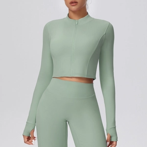 Detail der hellgrünen Yoga-Jacke mit Daumenlöchern und passender hoch taillierter Leggings