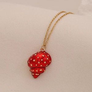 Creative red shell conch pendant necklace with gold accents for beach vacations