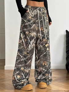 Detail van bruine camouflagebroek met wijde pijpen en verstelbaar trekkoord in de taille