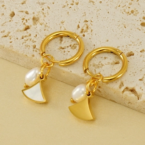 Boucles d'oreilles 18K en acier titane doré avec perles et nacre en forme d'éventail