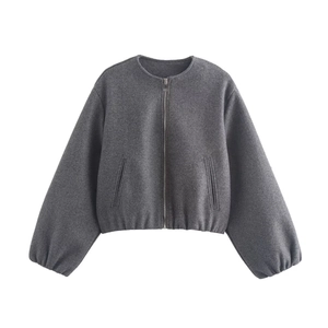 Détail de la veste aviateur gris foncé zippée avec poignets et ourlet côtelés sur blanc