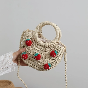 Handgefertigte beige Strohtasche mit roten Häkel-Erdbeeren und langem Schultergurt