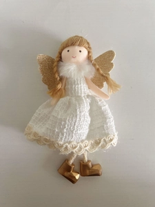 Détail de l'ange de Noël fait main avec ailes dorées et robe texturée blanche sur fond blanc