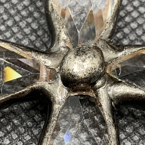 Détail macro du placage en argent vintage avec cristaux sur un pendentif en étoile