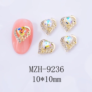 Detail von 10x10mm Herzform Nagelschmuck in Gold mit Love-Gravur und Kristall-Einsatz