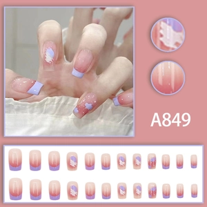 Unghie finte sfumate viola stile francese con nuvole bianche e set completo da 24