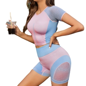 Ensemble de yoga rose et bleu deux pièces avec coutures en maille et haut court