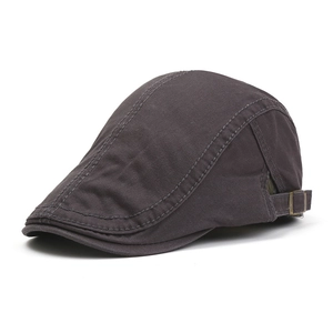 Classica coppola in cotone grigio scuro con fibbia regolabile e cuciture a vista.