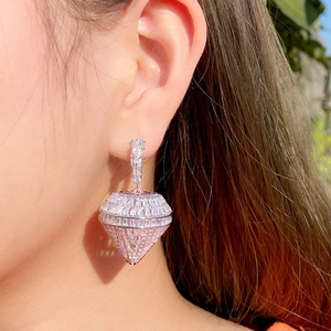 Eleganti orecchini geometrici a pendente con zirconi cubici rosa e argento micro-pavé