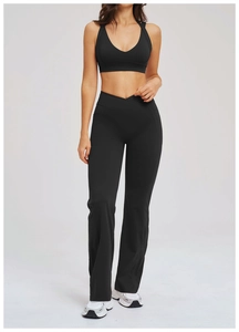 Détail du pantalon de yoga évasé à taille haute en V avec poches latérales noires