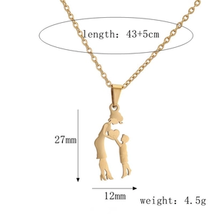 Dimensions détaillées du collier pendentif silhouette mère et enfant en or avec son poids