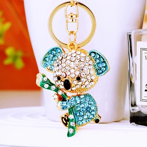 Nahaufnahme des Koala-Schlüsselanhängers mit blauen Kristallen und goldenem Metallring