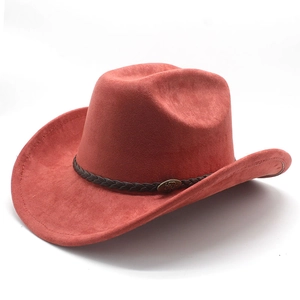 Detail eines rostroten Westernhutes aus Wildlederimitat mit geflochtenem Band