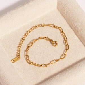 Dettaglio del bracciale a catena in acciaio inossidabile placcato oro 18K con marchio S.STEEL