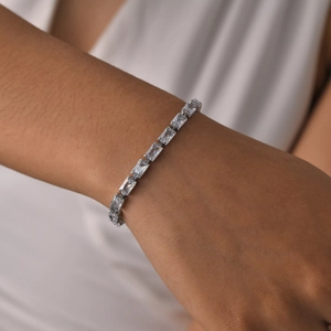 Makroaufnahme eines silbernen Tennisarmbands mit Zirkonia-Steinen im Baguetteschliff