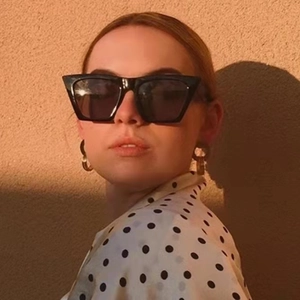 Schicke Oversize-Quadrat-Sonnenbrille in Schwarz mit goldenen Metall-Details