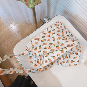 Vue détaillée du sac cabas en toile avec motif tulipe orange et longue bandoulière