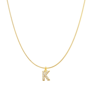 Collier chaîne serpent dorée avec un pendentif lettre K serti de zircons fins