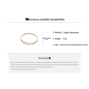 Détail du bracelet double couche en or avec perles et spécifications de taille et matière