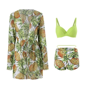 Dreiteiliges Bikini-Set mit neongrünem Oberteil, Ananas-Shorts und langärmeligem Sonnenschutz